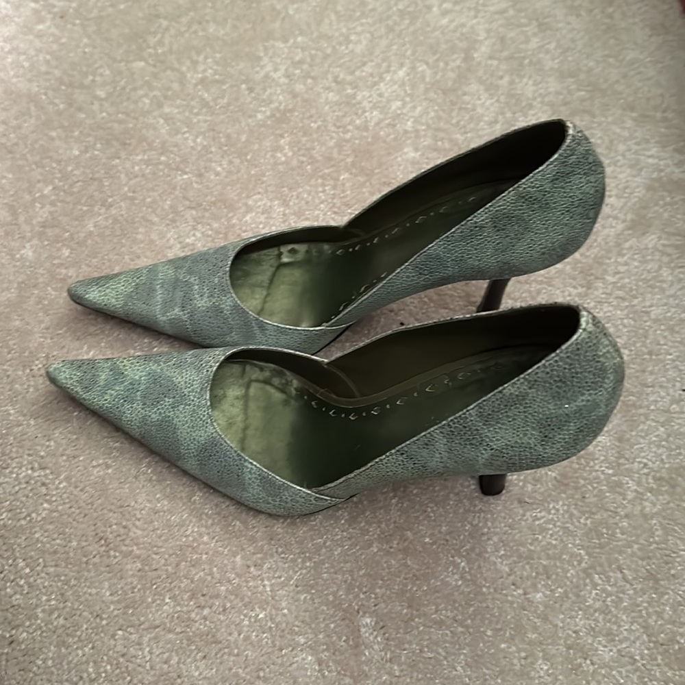 Heels - Picture 2 of 3